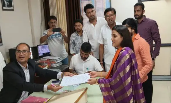 Una Nagarpalika Election: ઉનામાં ભાજપનો માસ્ટરસ્ટ્રોક, ટિકિટ મળતા જ લોકગાયિકા રાજલ બારોટે શક્તિ પ્રદર્શન સાથે ઉમેદવારી નોંધાવી