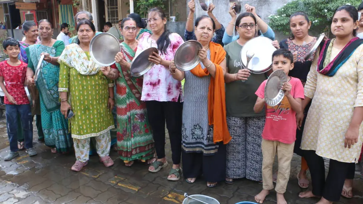 Rajkot: મવડીમાં બોરમાં ગટરનું ગંદુ પાણી ભળતા દેકારો, સ્થાનિકોએ થાળી વગાડી રોડ બંધ કરતાં તંત્ર દોડતું થયું