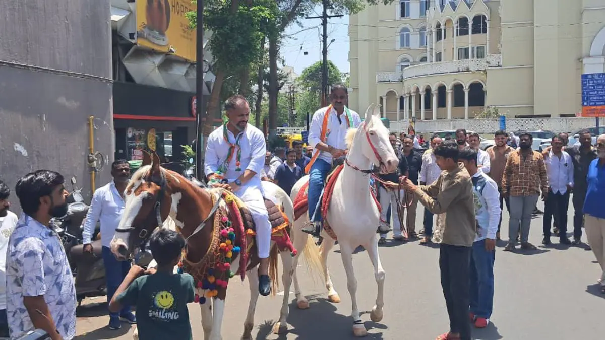 Gujarat Local Body Polls 2026: રાજકોટમાં કોંગ્રેસના ઉમેદવાર ઘોડા પર સવાર થઈ ફોર્મ ભરવા પહોંચ્યા