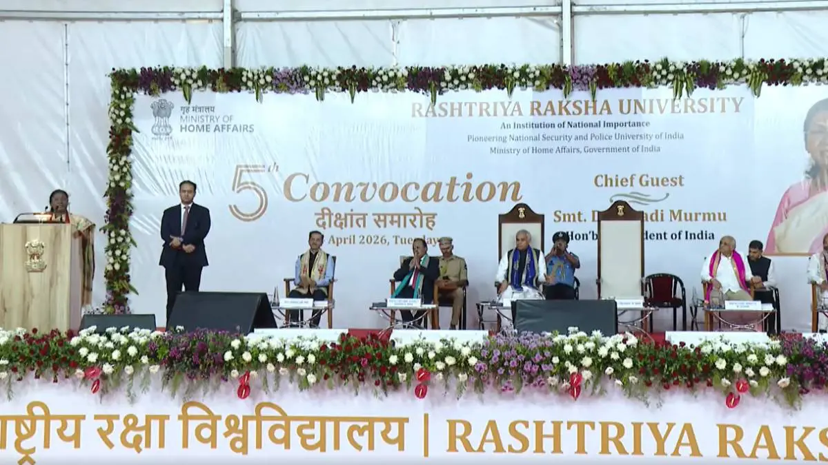 gandhinagar-news-president-droupadi-murmu-attends-5th-convocation-at-rashtriya-raksha-university-honors-ajit-doval-728089