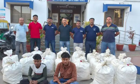 Surat News : ટ્રકમાં ચોરખાનું બનાવીને ગાંજાની હેરાફેરી ઝડપાઈ, 1.76 કરોડથી વધુનો ગાંજો જપ્ત