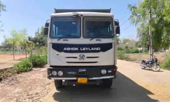 ખનિજ માફિયાઓ સામે ધ્રાંગધ્રા પોલીસની કાર્યવાહી; સફેદ માટી,કોલસો અને રેતી ભરેલા 5 વાહનોને કર્યા કબ્જે