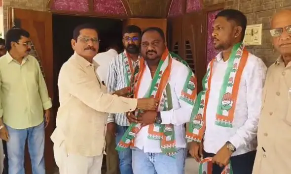 Vadodara: સાવલી ભાજપમાં મોટું ગાબડું, 100થી વધુ કાર્યકરોએ કેસરીયો ઉતારી કોંગ્રેસનો પંજો પકડ્યો; ભ્રષ્ટાચારના આક્ષેપ કર્યા