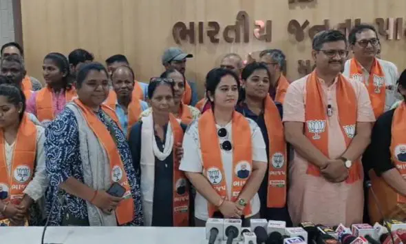 big-blow-to-aam-aadmi-party-in-vadodara-40-workers-including-shital-upadhyay-join-bjp