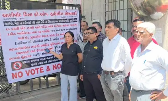સુરતમાં ચૂંટણી ટાણે ભભૂક્યો રોષ: આશીર્વાદ વિલા સોસાયટી દ્વારા ચૂંટણી બહિષ્કાર, 'NO VOTE & NO ENTRY' ના બેનર લાગ્યા