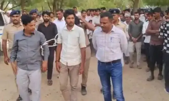 Tharad News: થરાદમાં પ્રેમ પ્રકરણમાં યુવકનું અપહરણ કરી ઢોર માર મારવાનો મામલો: પોલીસે 5 આરોપીઓની ધરપકડ કરી બનાવનું કર્યું રીકન્સ્ટ્રક્શન