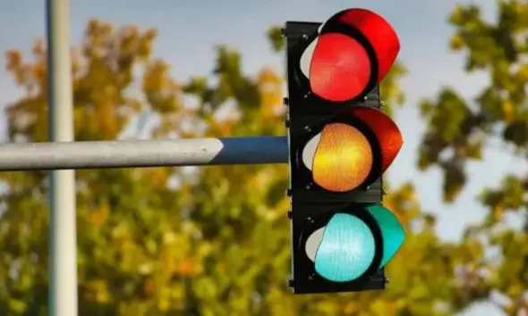 સુરત પોલીસની 'કૂલ' પહેલઃ વાહન ચાલકોને કાળઝાળ ગરમીથી રાહત આપવા માટે બપોરે 1 થી 4 ટ્રાફિક સિગ્નલ બંધ રહેશે