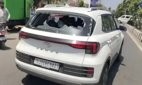 વડોદરા કોર્પોરેશન ચૂંટણી: ફોર્મ ખેંચવાના છેલ્લા દિવસે કોંગ્રેસમાં ‘ભડકો’, ગુમ થયેલા ઉમેદવાર ફોર્મ ખેંચવા પહોંચતા ભારે હોબાળો