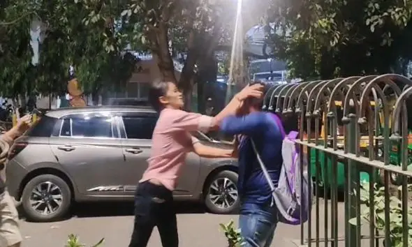 Vadodara News: સયાજીગંજમાં મહિલાએ પુરુષને જાહેરમાં લાફા ઝીંક્યા, બેફામ ગાળો ભાંડી; વીડિયો વાયરલ થતા પોલીસ એક્શનમાં