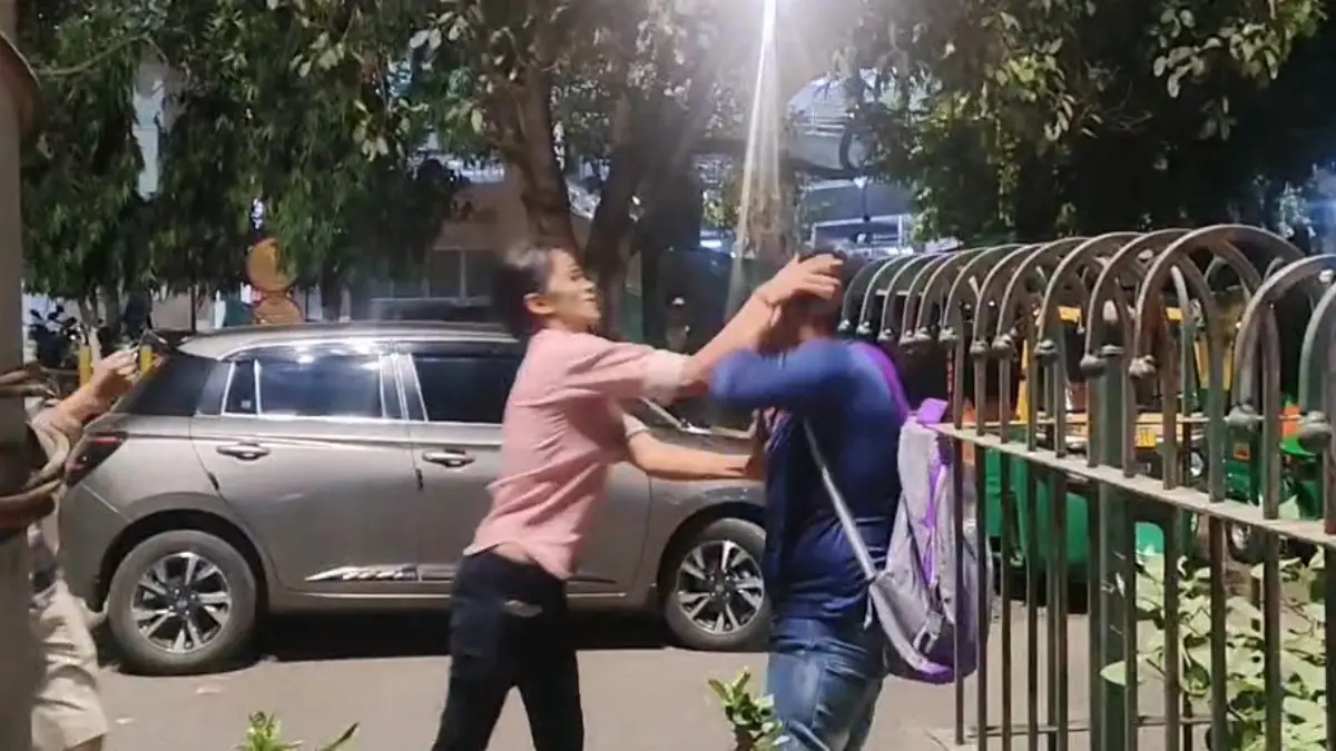 Vadodara News: સયાજીગંજમાં મહિલાએ પુરુષને જાહેરમાં લાફા ઝીંક્યા, બેફામ ગાળો ભાંડી; વીડિયો વાયરલ થતા પોલીસ એક્શનમાં