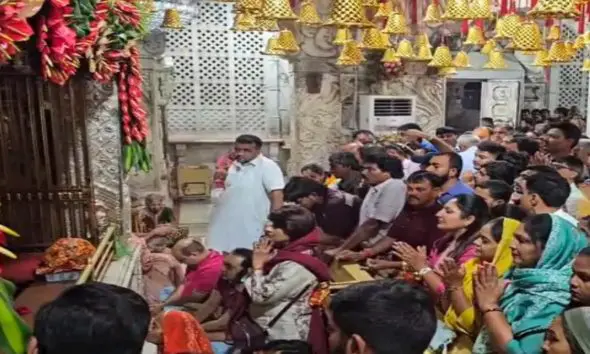 સુપ્રસિદ્ધ અંબાજીમાં ચૈત્રી પૂનમે ભક્તો ઉમટ્યા, મંગળા આરતીમાં જોડાઈને માતાની બોલાવ્યો જયજયકાર