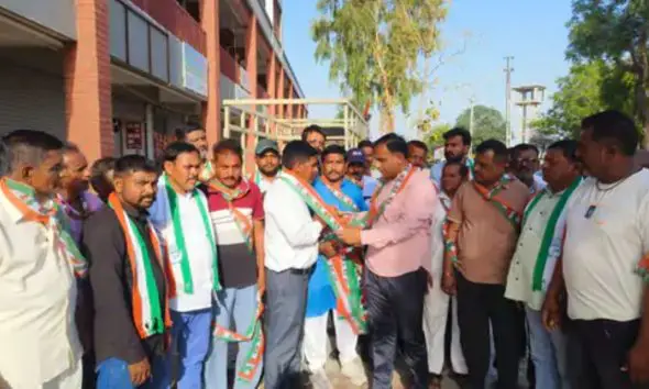 Arvalli જિલ્લા પંચાયતની લિંભોઈ બેઠક પર રાજકીય ભૂકંપ;  ટિકિટ કપાતા ભાજપના 150થી વધુ કાર્યકરોએ પંજો પકડ્યો!