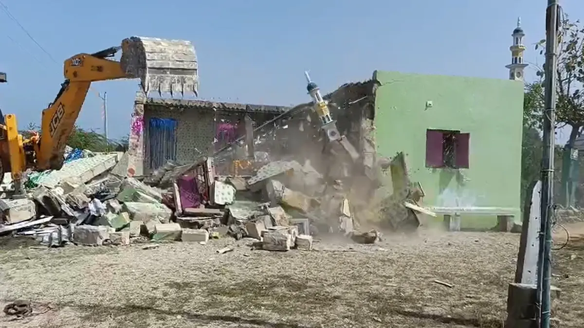 Devbhoomi Dwarka News: સ્થાનિક સ્વરાજ્યની ચૂંટણી પૂર્ણ થતાં જ દ્વારકામાં ડિમોલિશન, રૂપેણ બંદર નજીક ગેરકાયદે દબાણો હટાવાયા