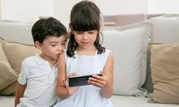 12 વર્ષથી નાની ઉંમરના બાળકોને મોબાઈલ આપતા પહેલા સાવધાન: લેન્સેટ રિપોર્ટની ચેતવણી