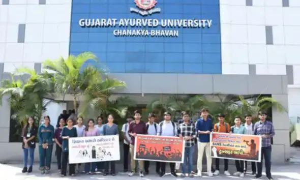 Jamnagar: આયુર્વેદ યુનિ.માં લેખિત રજૂઆત, મહીસાગરની આયુ. કોલેજને તાળા લાગતા 150 વિદ્યાર્થીનું ભાવિ જોખમમાં!