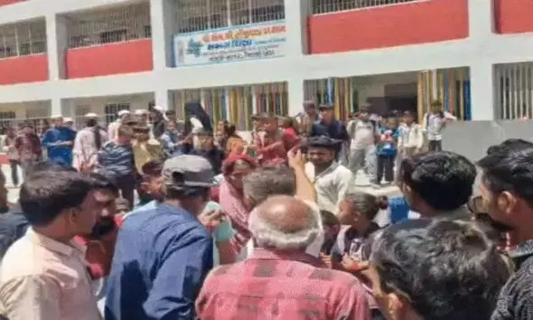 Kheda: માતરમાં શિક્ષકે ધો.5ની વિદ્યાર્થીઓની છેડતી કરી બચકુ ભર્યુ! ગ્રામજનોએ ગંભીર આક્ષેપ કરતા આરોપીની અટકાયત