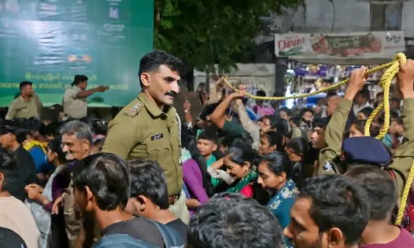 ખાખીનો માનવીય ચહેરો: પંચકોષી પરિક્રમામાં ભીડ કાબૂ કરવા પોલીસે અપનાવ્યો 'ભક્તિનો માર્ગ'