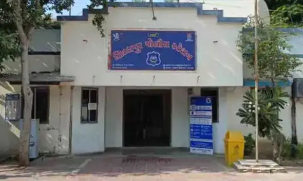 Patan: સિદ્ધપુર હાઈવે પર પોલીસનો મોટો સપાટો: રુ. 7.70 લાખની કિંમતના શંકાસ્પદ ઘીના 308 ડબ્બા જપ્ત કરાયા