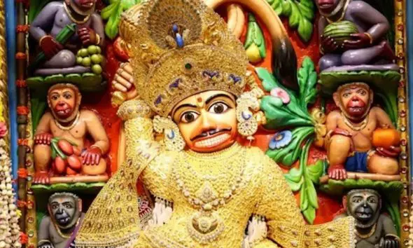 સાળંગપુરધામમાં હનુમાન જન્મોત્સવની ભવ્ય ઉજવણી: આતશબાજી અને લોકડાયરાથી ભક્તિમય માહોલ, 8 કિલોના સુવર્ણ વાઘામાં દાદાના દર્શન કરીને ભક્તો ભાવવિભોર