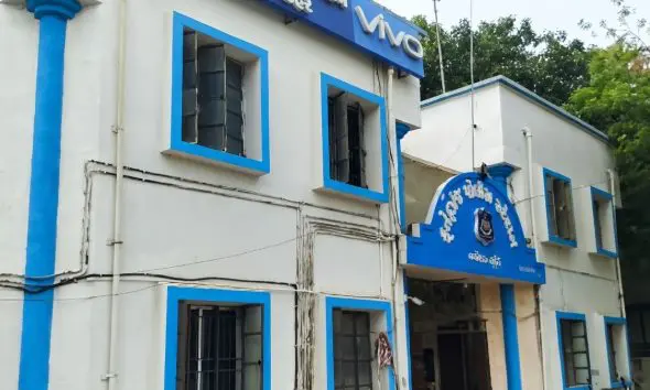 Vadodara: AAP નેતાની હોટલના કમ્પાઉન્ડમાં પોલીસનો દરોડો, દેશી દારૂનો જથ્થો ઝડપાતા 'રાજકીય ખળભળાટ' સર્જાયો