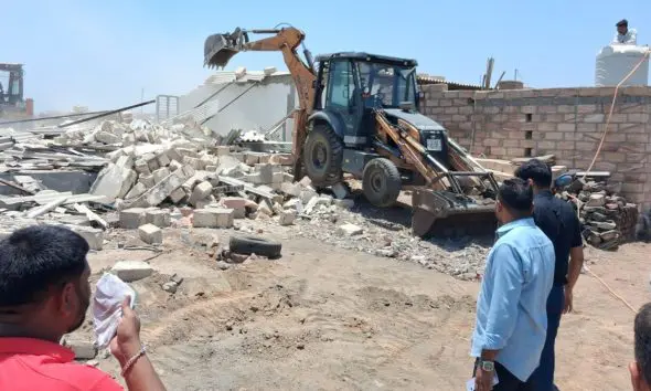 rajkot-mega-demolition-collectors-bulldozer-roams-on-government-land-in-nawagam-anandpar-property-worth-rs-10-crores-vacated