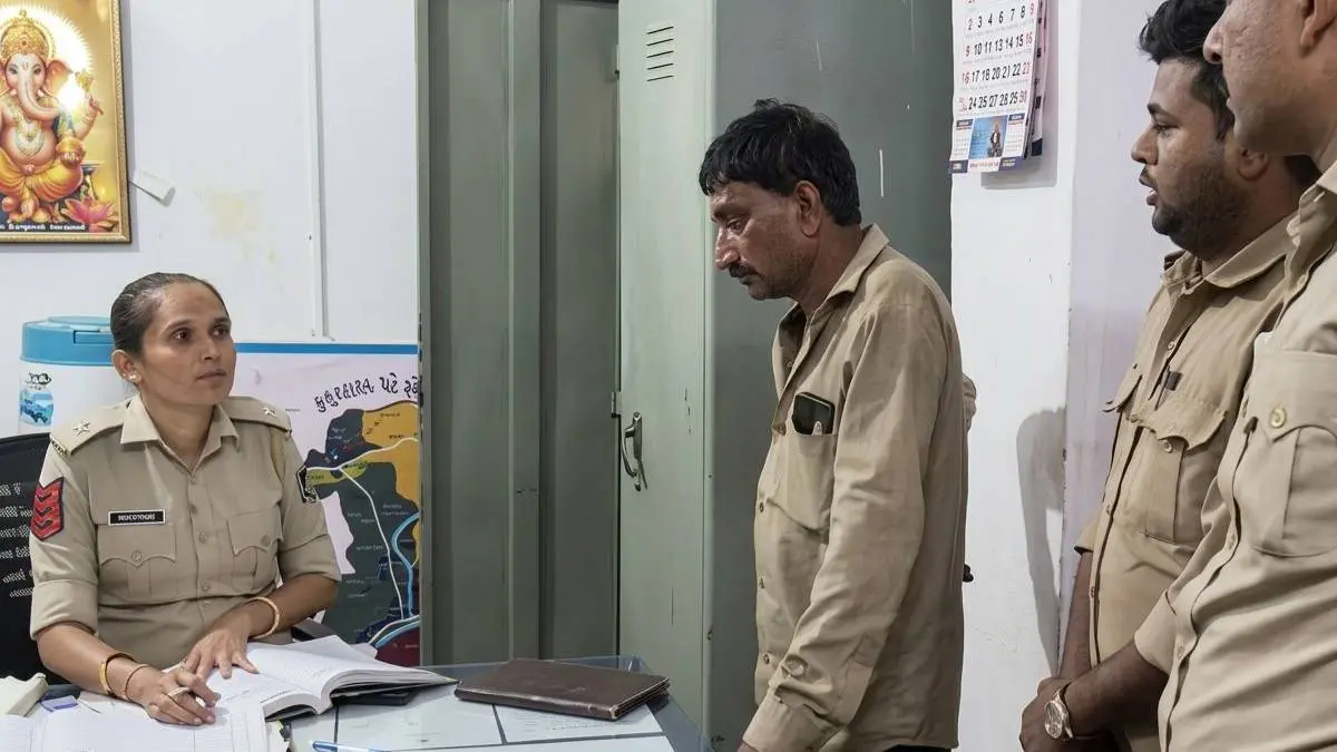 chhota-udepur-news-druk-st-bus-driver-held-by-passenger-in-pavi-jetpur