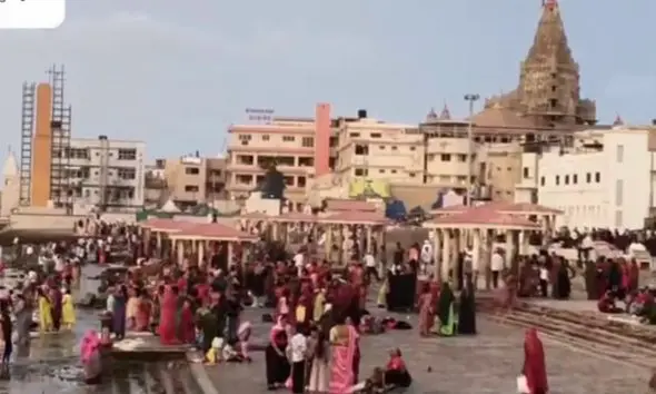 huge-devotees-arrive-for-darshan-at-dwarkadhish-temple-during-summer-vacation