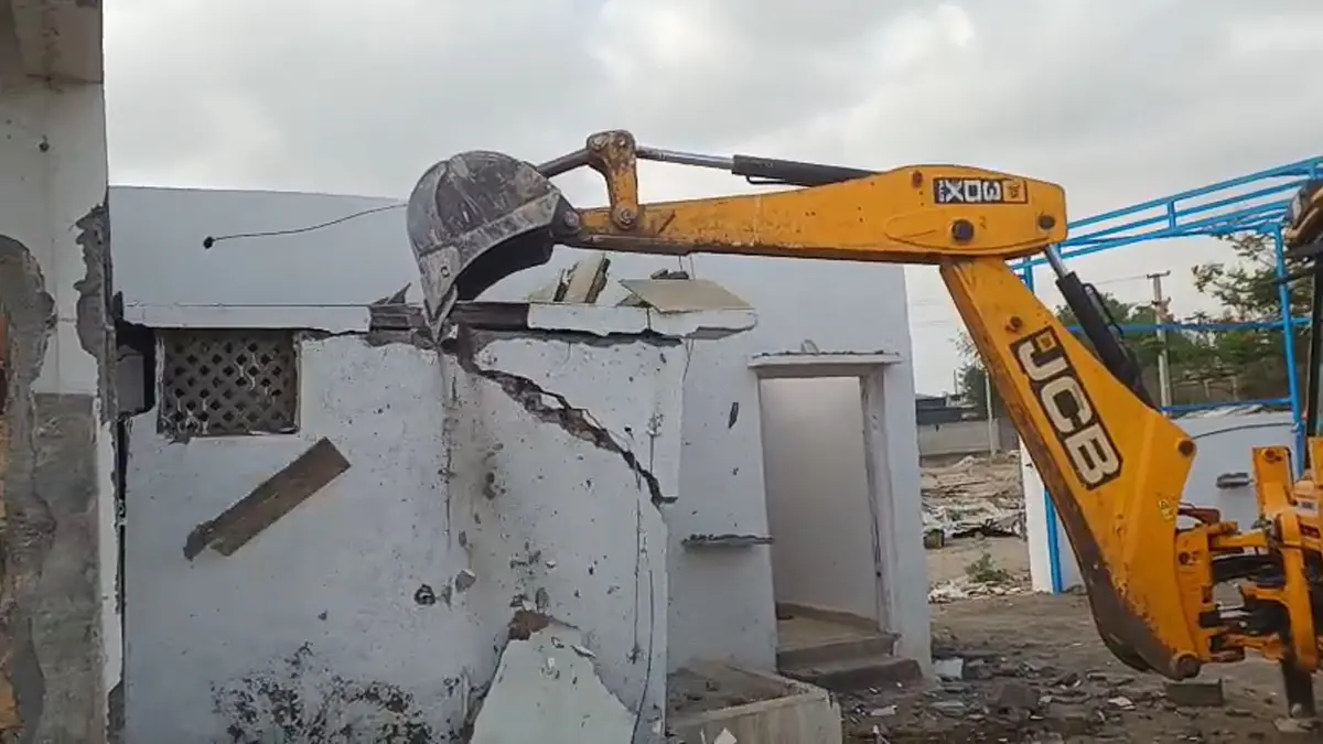 jamnagar-municipal-corporation-mega-demolition-near-iskcon-temple-illegal-structures-removed