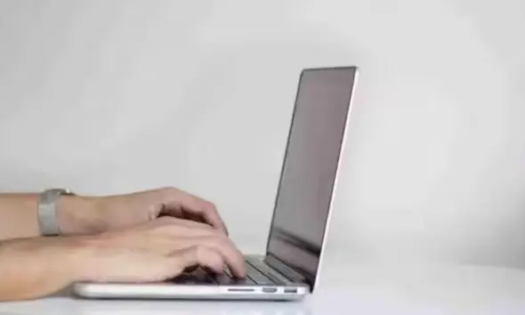 laptop-tips-this-habit-of-using-a-laptop-in-bed-can-lead-to-a-big-disaster-know-the-warning-from-tech-experts