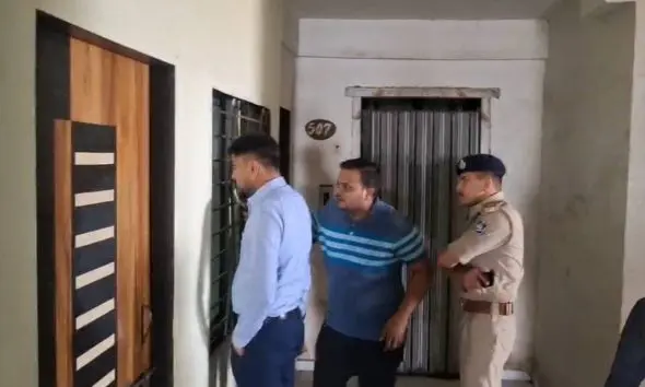 surat-news-body-of-a-young-woman-found-half-naked-in-a-flat-in-palsana