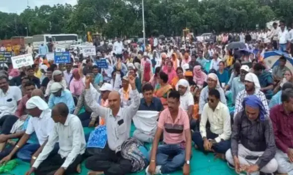 gujarat-primary-teachers-protest-district-level-dharna-over-tet-exam