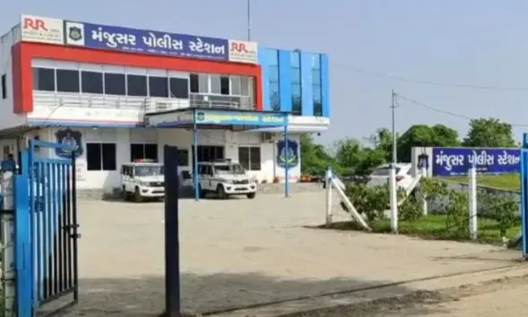 manjusar-police-themselves-became-complainants-filed-a-case-against-8-people-including-the-sarpanchs-son-under-bns-and-arms-act