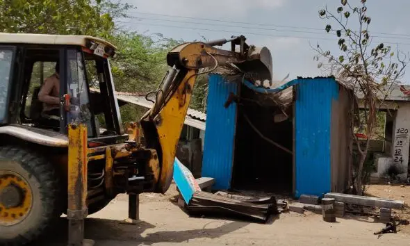 government-land-worth-rs-37-lakh-freed-from-encroachment-in-bhujs-nana-varnora