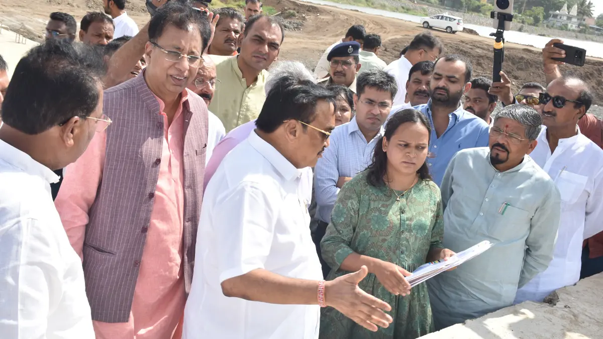 cr-patil-inspects-purna-tidal-regulator-dam-project-in-navsari-during-pragatipath-yatra