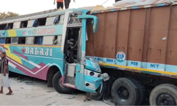 jarod-vadodara-road-accident-near-kotambi-luxury-bus-truck-collide-6-dead