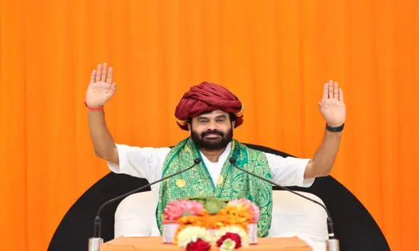 giribapu-shiva-katha-in-leicester-talking-about-the-three-pillars-of-life-transformation