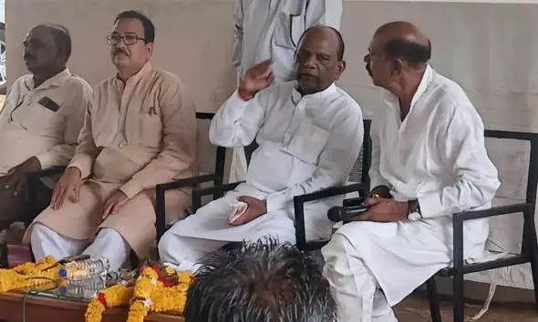 narmada-news-mp-mansukh-vasava-chairs-dediyapada-meeting-focus-on-education-and-de-addiction