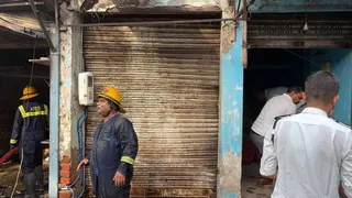 VIDEO: ગીતા મંદિરમાં ગેસ એજન્સીમાં LPG સિલિન્ડર બ્લાસ્ટ, ફાયર બ્રિગેડની ત્વરિત કામગીરીથી આગ કાબૂમાં
