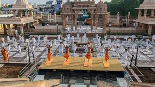 Vadodara: અટલાદરા BAPS મંદિરમાં 12મા આંતરરાષ્ટ્રીય યોગ દિવસની ભવ્ય ઉજવણી: સંતોએ પણ વિદ્યાર્થીઓ સાથે કર્યા યોગાસન
