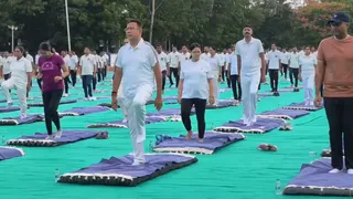 સુરતમાં અઠવા લાઇન્સ પોલીસ પરેડ ગ્રાઉન્ડ ખાતે પોલીસે યોગ કર્યા, કમિશનર અનુપસિંહ ગેહલોત રહ્યા હાજર