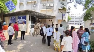 NEET Re-Exam 2026: વડોદરામાં પરીક્ષા કેન્દ્રો પર ડોક્યુમેન્ટ્સનું કડક ચેકિંગ, ટેકનિકલ ખામી સર્જાતા વિદ્યાર્થીઓ-વાલીઓમાં દોડધામ
