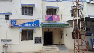 વિસનગર આપઘાત કેસમાં ચોંકાવનારો વળાંકઃ આત્મહત્યા કરવા જતા પુત્રની માતાએ જ સાડીથી ગળું દબાવી હત્યા કર્યાનો ઘટસ્ફોટ