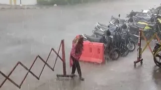Gujarat Rain: Meghraja Manmooki rains in Gondal, two and a half inches of downpour in 2 hours; Bus trapped in underbridge lives of passengers
