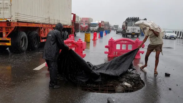 delhi-mumbai-expressway-bridge-slab-collapse-near-ankleshwar-bharuch-news