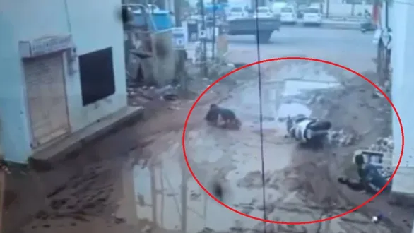 vadodara-scooter-accident-mother-and-child-injured-on-muddy-road-caught-in-cctv