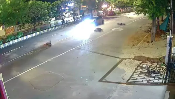 વડોદરામાં હિટ એન્ડ રનની ઘટનાએ રક્ષિત કાંડની યાદ તાજી કરાવીઃ કાર ચાલકે બાઈકને ઉલાળ્યું; અકસ્માતના ધ્રુજાવી દે તેવા CCTV સામે આવ્યા | vadodara news ...