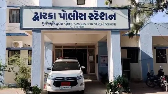 devbhumi-dwarka-fake-officer-arrested-for-extorting-money-under-the-pretext-of-vip-darshan-at-dwarkadhish-temple