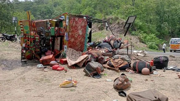 dahod-news-passenger-tempo-overturns-near-rachhwa-ghati-over-10-injured