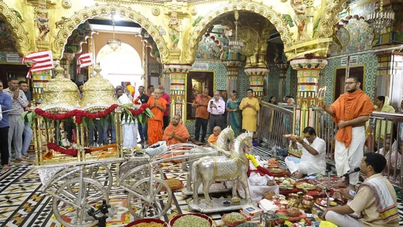 vadtal-swaminarayan-temple-celebrates-rathyatra-brahmachari-prabhanandji-performs-aarti