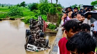 ભરૂચના વાગરા નજીક સાચવેલ બ્રિજ પરથી ટ્રક ખાડીમાં ખાબક્યો; એકનું મોત, ક્રેનની મદદથી રેસ્ક્યુ કામગીરી